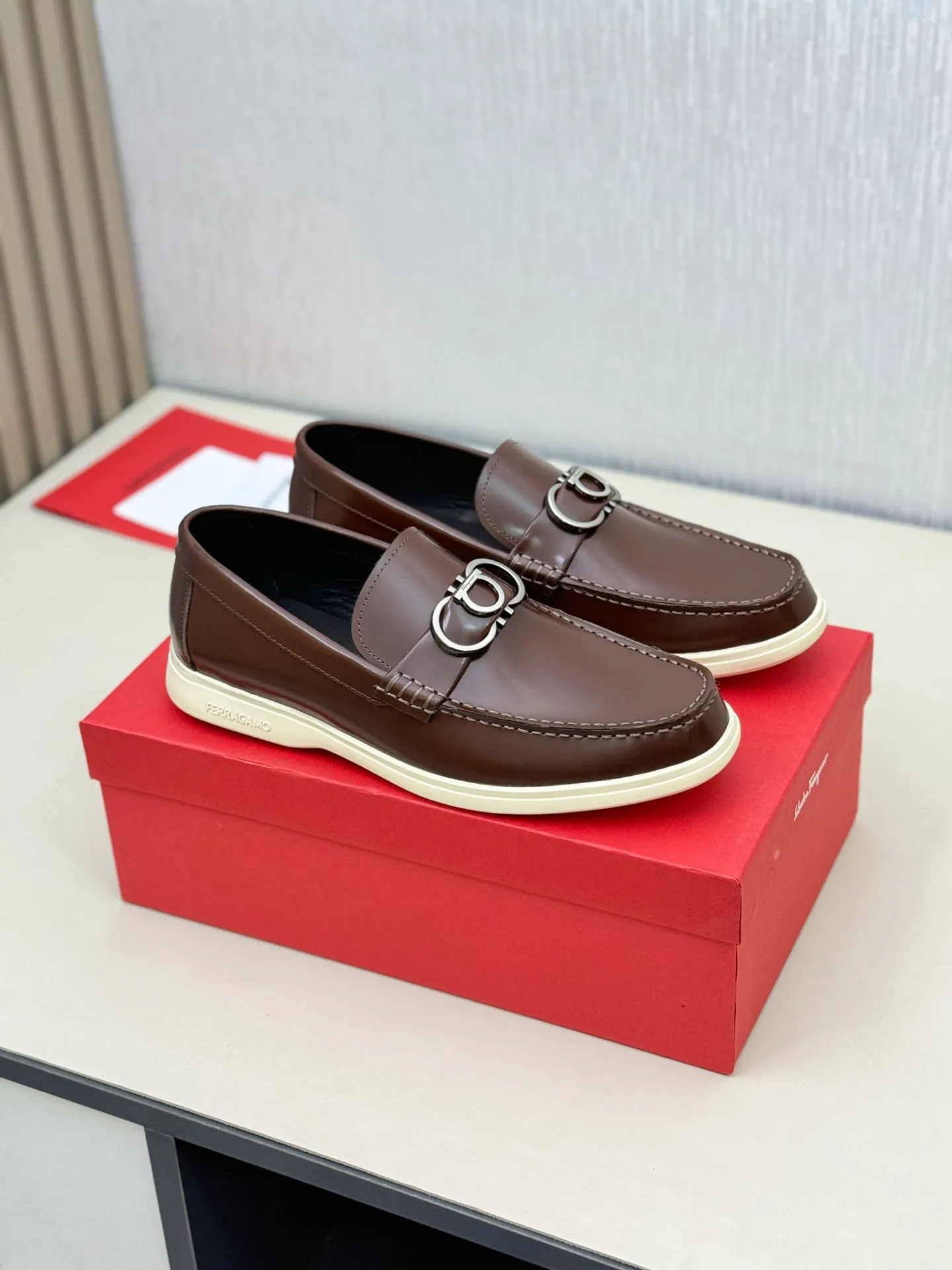 [Ferragamo] P: 580💰 Number of yards: 38~44 (45 orders are non-returnable) Ferragam's new men's driving shoes, the fabric is made of imported cowhide, with visible texture, heavy industrial stitching, dyed calfskin inside, standard logo cowhide feet, big-name experience, soft and comfortable on the feet, a men's favorite, special non-slip and wear-resistant rubber soles, easy to handle various occasions, with original box packaging!